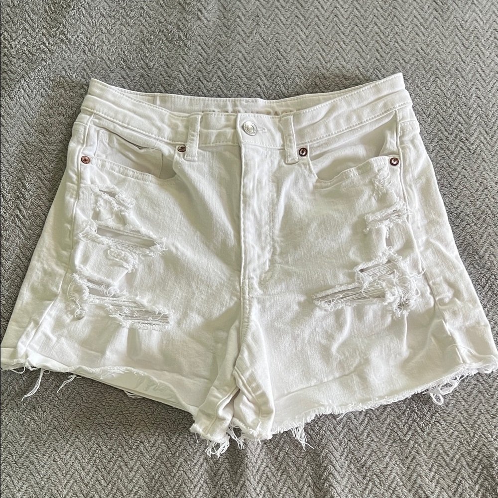 💋3/$10💋American Eagle White Ripped Mom Jean Shorts Size 6